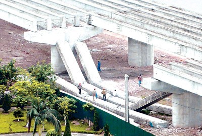 File photo shows Phap Van - Linh Dam Bridge's girders after the collapse on April 18. (Photo:SGGP) File photo shows Phap Van - Linh Dam Bridge's girders after the collapse on April 18. (Photo:SGGP)